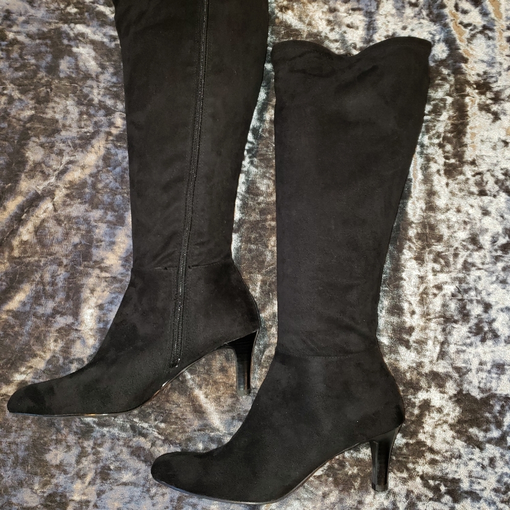 Tahari kneehigh boots